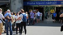 Očkování proti covidu-19 je možné podstoupit bez registrace  v Praze na hlavním nádraží a v obchodním centru Chodov.