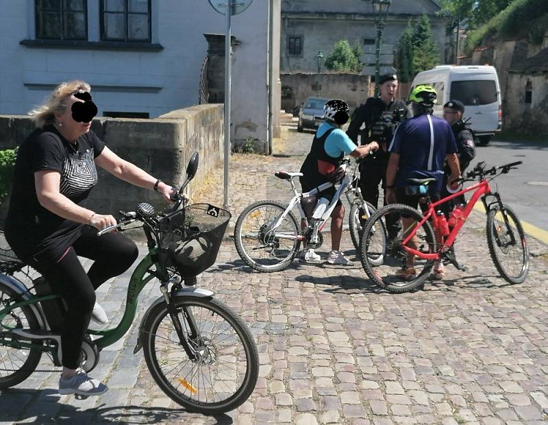 Na to, jak jezdí po silnicích cyklisté, a zejména řidiči motorových vozidel kolem cyklistů, se zaměřili středočeští policisté během týden trvající dopravně bezpečnostní akce.