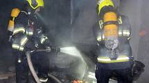 Požár garáže v rodinném domě v Praze nepřežil jeden člověk, dalších 27 muselo dům opustit.