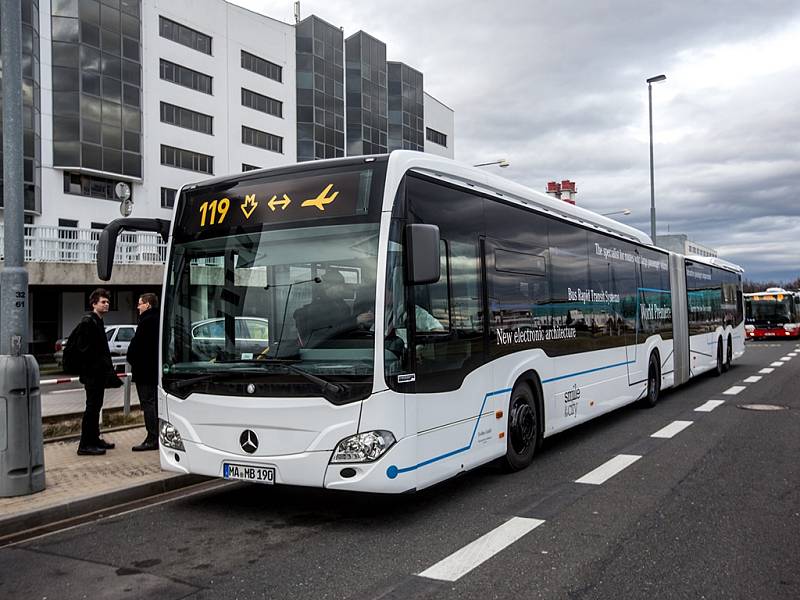 Jednadvacetimetrový kloubový autobus značky Mercedes, který bude ve zkušebním provozu obsluhovat pražské Letiště Václava Havla, byl představen 8. února v Praze. Na linku 119 mezi stanicí metra Nádraží Veleslavín a letištěm bude nasazen od 10. do 19. února