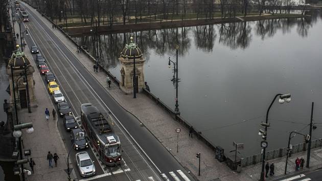 Křižovatka mezi Národním divadlem a mostem Legií. Ilustrační foto.