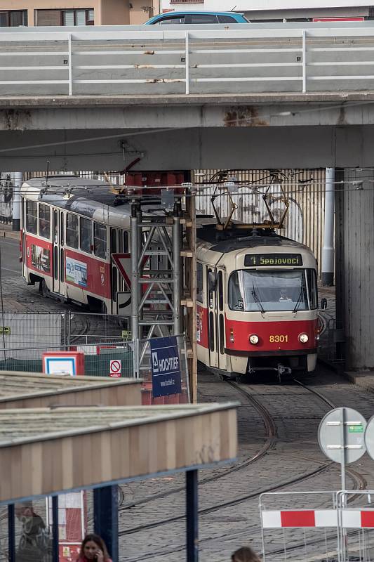 Po podepření se pod most u metra Vltavská 1. listopadu vrátili chodci a částečně i tramvaje.