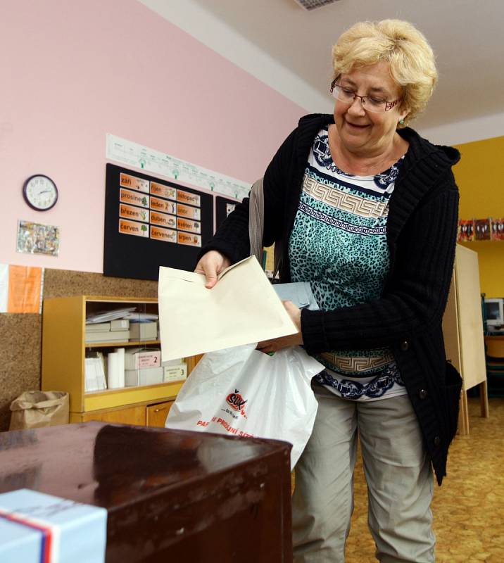 14:00, čas kdy začaly volby 2014 do senátu a zastupitelstva. Na snímku v ZŠ Jarov na Praze 3.