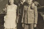 Richard Praus s americkým vojákem a českou dívkou v květnu 1945.