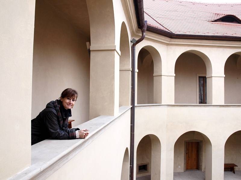 Po rozsáhlé rekonstrukci je zámek v Roztokách opravený. Jedna z autorek expozice Marcela Šášinková přivítá první návštěvníky v červnu.
