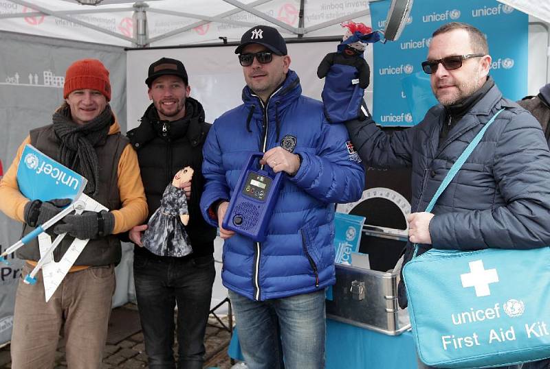 Za účasti hudební skupiny Portless v čele s Kryštofem Michalem byla 17.prosince v prostorách vozovny Střešovice symbolicky pokřtěna tramvaj UNICEF. Na snímku skupina Portless.