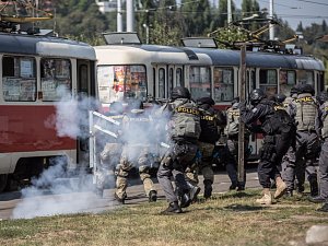 Policisté si vyzkoušeli v pražském Braníku, jak se vysvobozují rukojmí z tramvaje 