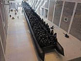 Aj Wej-wej – Zákon cesty. Sedmdesátimetrový nafukovací člun s nadživotními postavami 258 uprchlíků. Veletržní palác Národní galerie.