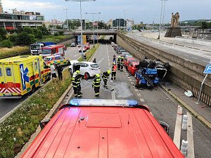 Při nehodě v Praze 7 se auto převrátilo na střechu jiného zaparkovaného vozidla.