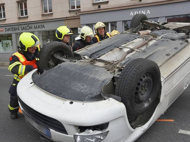 Auto se převrátilo na střechu. 