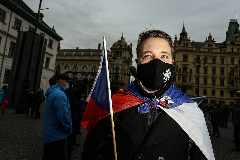 Demonstrace proti vládním opatřením na boj proti epidemii se na náměstí Republiky konala ve středu 28. října 2020.