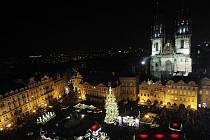 Tradiční vánoční strom, který tentokrát pochází z Kladenska, byl rozsvícen 26. listopadu na Staroměstském náměstí v Praze. 