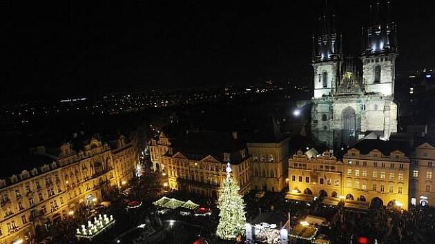 Tradiční vánoční strom, který tentokrát pochází z Kladenska, byl rozsvícen 26. listopadu na Staroměstském náměstí v Praze. 