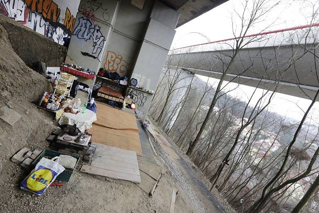 Bezdomovci pomáhali s úklidem míst pod Barrandovským mostem.