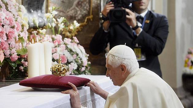 Benedikt XVI. se poklonil Pražskému Jezulátku a předal mu darem zlatou korunku. 