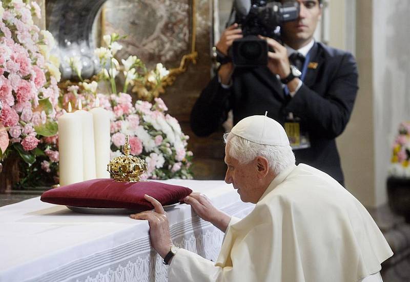 Benedikt XVI. se poklonil Pražskému Jezulátku a předal mu darem zlatou korunku. 