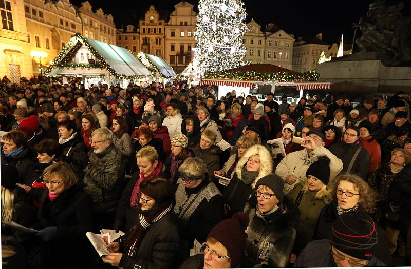 Česko zpívá koledy na Staroměstském náměstí.