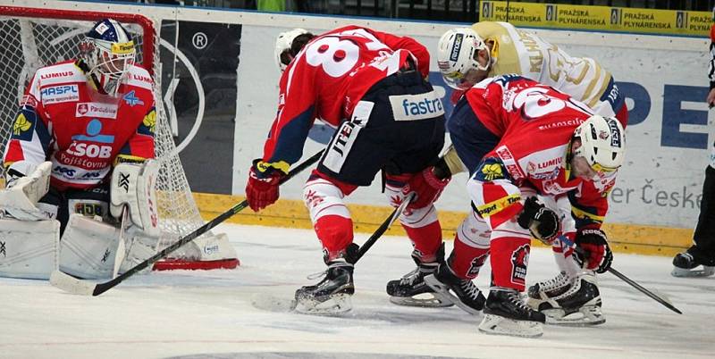 Dohrávka 16. kola hokejové extraligy: HC Slavia Praha - HC ČSOB Pojišťovna Pardubice 1:6 (0:2, 0:4, 1:0).