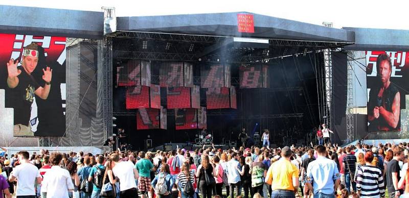 Majáles v Letňanech ve středu 30. dubna 2014.