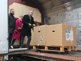 Nakládka vagonů s humanitární pomocí pro ukrajinská města Kyjev a Mykolajiv na nádraží Praha-Libeň.