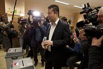 Parlamentní volby 2017 na ZŠ Hostivař, kde volil i Tomio Okamura.