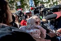 Akce na protest proti incidentu, ke kterému došlo na konci března, kdy ochranka pražské Raiffeisenbank upozornila kojící ženu, ať se zahalí, proběhla 15. dubna v pražské pobočce Raiffeisenbank v paláci Astra.