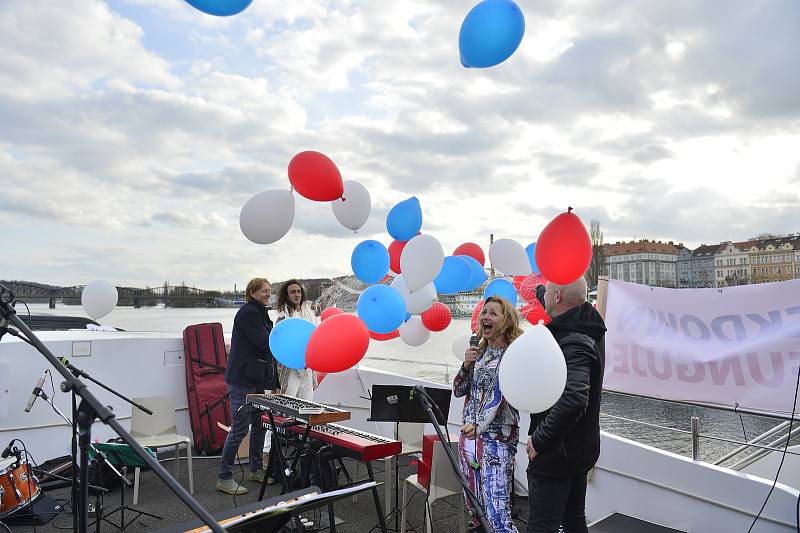 Protest proti zavření škol. Na Vltavu vyjely lodě s dýdžeji a protestujícími.