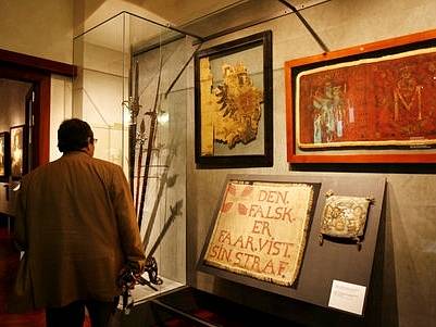 Výstava Albrecht z Valdštejna a jeho doba nabízí návštěvníkům téměř šest set vystavených exponátů.