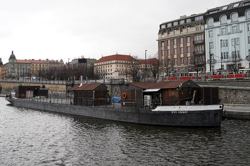 Ze zahájení sezony na pražských náplavkách a výstavy Muzea paměti.