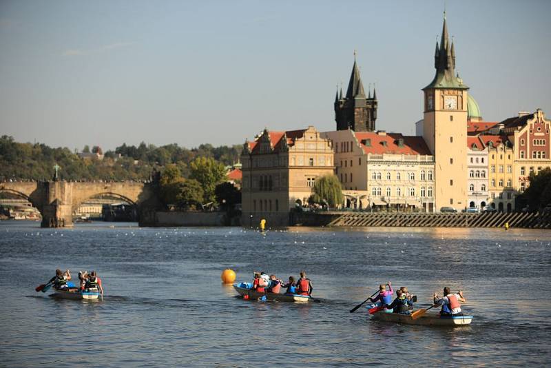 Napříč Prahou – přes tři jezy.