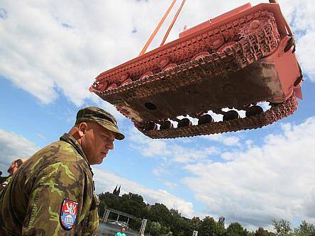 Slavný Růžový tank se v pondělí po dvaceti letech vrátil do Prahy, kde byl umístěn na pontonu uprostřed Vltavy. Pancéřový kolos přivezl do Prahy speciálně upravený nákladní vůz z vojenského muzea v Lešanech u Týnce nad Sázavou.