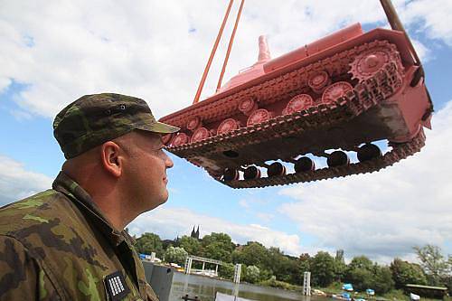 Slavný Růžový tank se v pondělí po dvaceti letech vrátil do Prahy, kde byl umístěn na pontonu uprostřed Vltavy. Pancéřový kolos přivezl do Prahy speciálně upravený nákladní vůz z vojenského muzea v Lešanech u Týnce nad Sázavou.