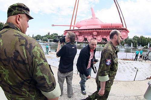 Slavný Růžový tank se v pondělí po dvaceti letech vrátil do Prahy, kde byl umístěn na pontonu uprostřed Vltavy. Pancéřový kolos přivezl do Prahy speciálně upravený nákladní vůz z vojenského muzea v Lešanech u Týnce nad Sázavou.