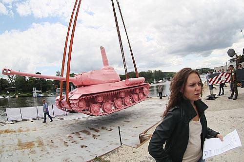 Slavný Růžový tank se v pondělí po dvaceti letech vrátil do Prahy, kde byl umístěn na pontonu uprostřed Vltavy. Pancéřový kolos přivezl do Prahy speciálně upravený nákladní vůz z vojenského muzea v Lešanech u Týnce nad Sázavou.