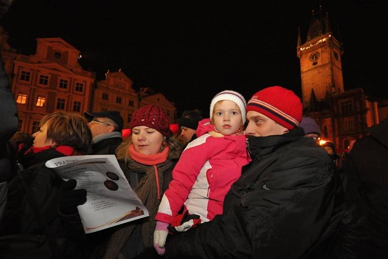 Česko zpívá koledy na Staroměstském náměstí