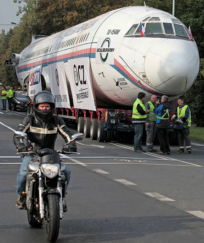 Převoz letadla Tu-154 z vojenského letiště Kbely do leteckého muzea v Kunovicích.