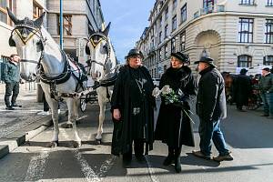 Demonstrace drožkářů před pražským magistrátem.