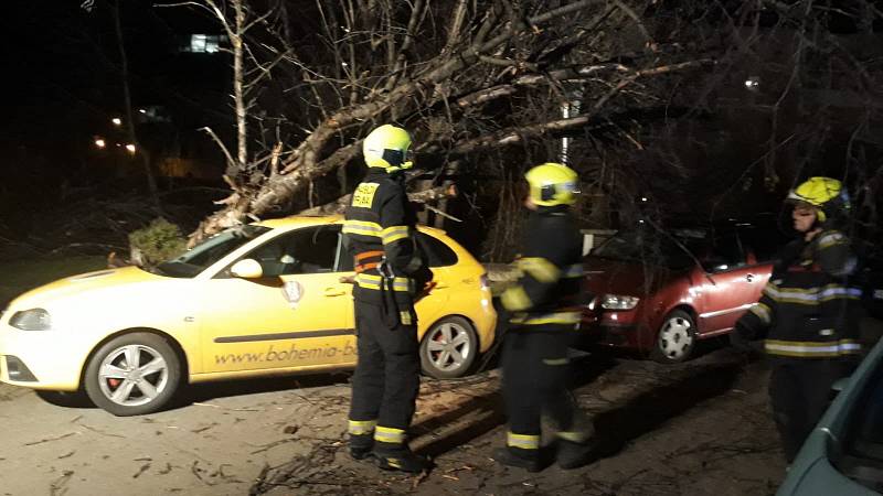 Pražští hasiči likvidují následky bouře Sabine.