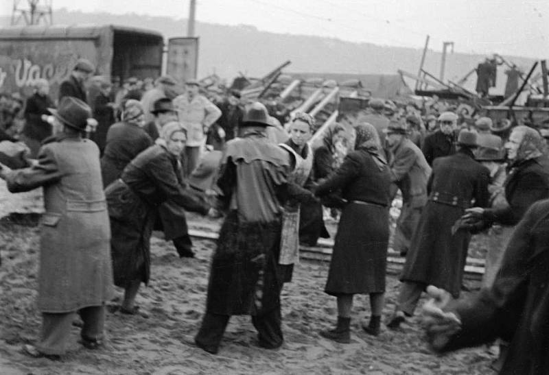 Most Barikádníků – Trojský most šli bránit nejenom trojští muži, ale také ženy. Společně postavili přes 20 barikád, které pomohly zabránit německému protiútoku. V roce 1946 byl most na počest statečných Trojanů přejmenován na most Barikádníků.