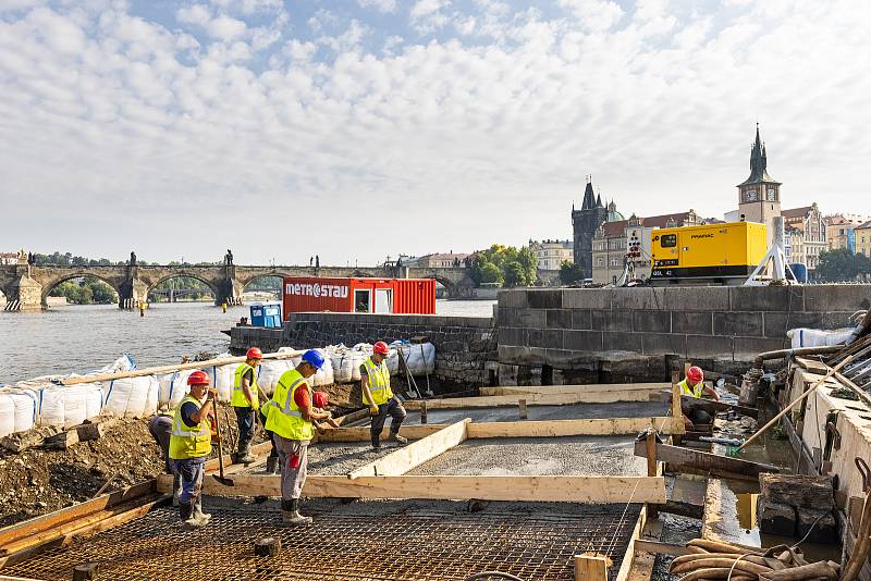 Oprava Staroměstského jezu na Vltavě v metropoli má za sebou betonáž.
