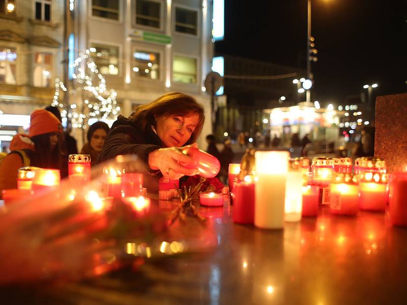 Lidé si připomínali 16. ledna památku Jana Palacha při výročí 50 let jeho upálení před budovou Národního muzea v Praze.