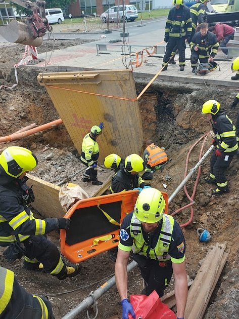 Tragická nehoda na stavbě: Dělníka v Praze zavalila traverza, na místě zemřel