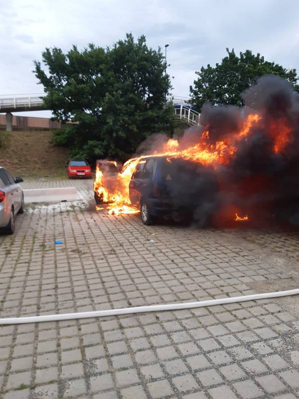 Hasiči zasahovali u hořícího auta v Hlubočepích.