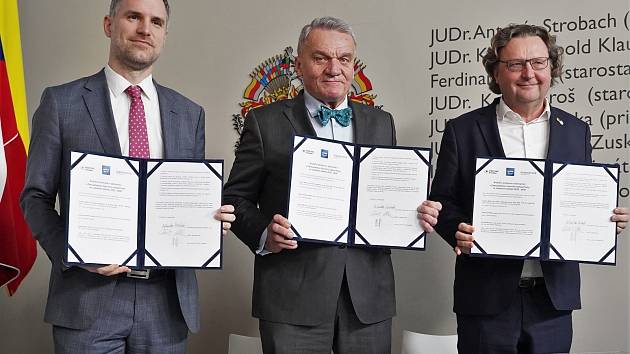 Zástupci stran Spolu, Pirátů a STAN při podpisu koaliční smlouvy na pražském magistrátu