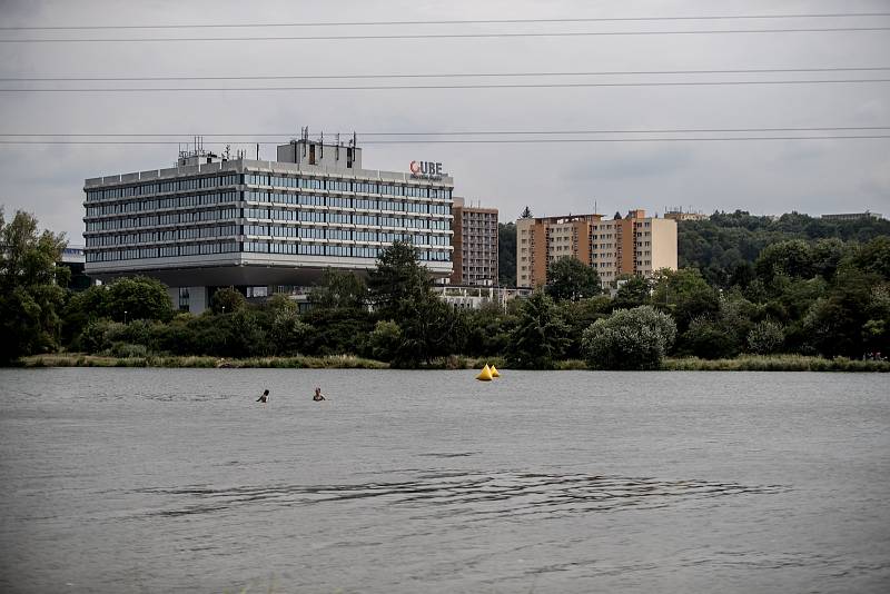 Koupaliště Džbán v pražských Dejvicích 18. července. Okolí nádrže je velmi zarostlé a plné odpadků.