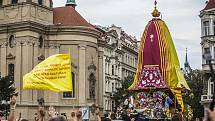 Průvod indického festivalu Ratha-Yatra prošel 19. července centrem Prahy.