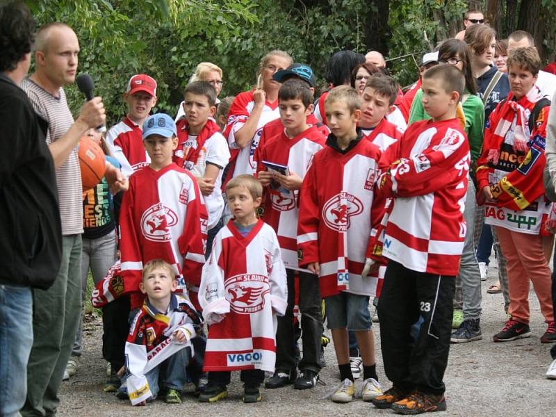 Hokejisté pražské Slavie už tradičně na prahu nové sezony zavítali do zoo, kde nakrmili lva, jehož jsou patronem a mají ho i ve svém znaku.
