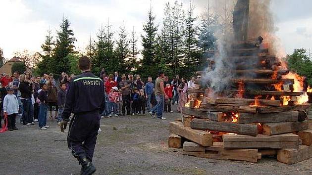 PÁLENÍ ČARODEJNIC. Zličínští hasiči dokazují v praxi rčení, že oheń je dobrý sluha, ale špatný pán. 