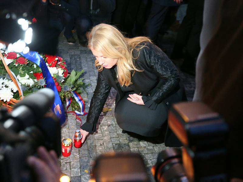 Slovenská prezidentka Zuzana Čaputová položila květiny k památníku událostí 17. listopadu.