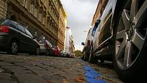 VINOHRADY. Modrá zóna zde začala platit od prvního listopadu. Od pondělí se v ulicích Prahy 2 začnou objevovat parkovací automaty.